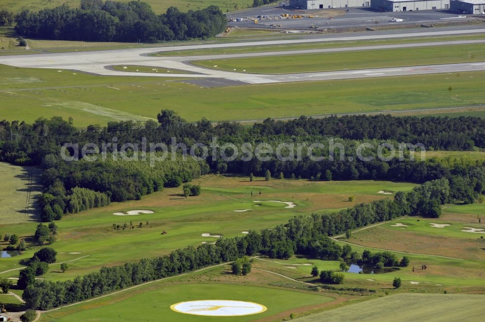 Groß Kienitz from the bird's eye view: View the golf course Great Kienitz southeast of the airport BER Construction. Pictured are on the occasion of the Lufthansa Airlines media Cup placed logos