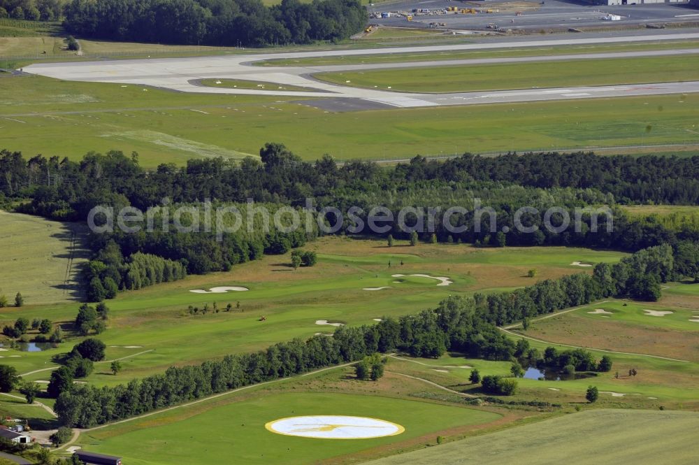 Aerial image Groß Kienitz - View the golf course Great Kienitz southeast of the airport BER Construction. Pictured are on the occasion of the Lufthansa Airlines media Cup placed logos