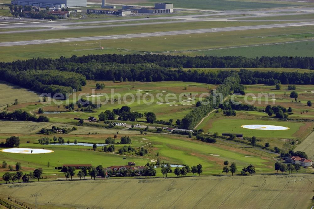 Aerial photograph Groß Kienitz - View the golf course Great Kienitz southeast of the airport BER Construction. Pictured are on the occasion of the Lufthansa Airlines media Cup placed logos