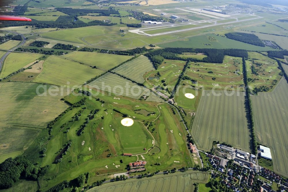 Groß Kienitz from above - View the golf course Great Kienitz southeast of the airport BER Construction. Pictured are on the occasion of the Lufthansa Airlines media Cup placed logos