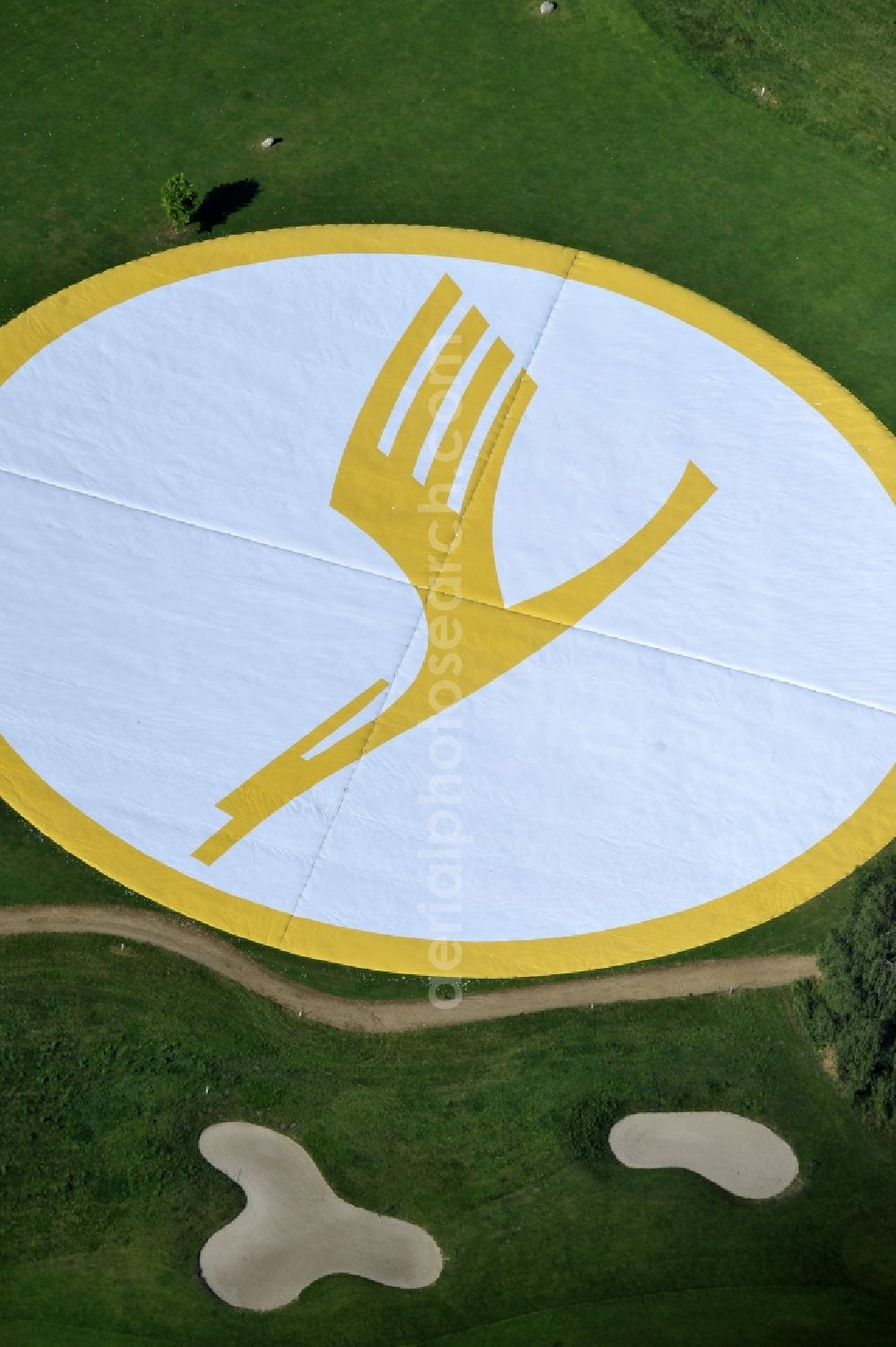 Aerial photograph Groß Kienitz - View the golf course Great Kienitz southeast of the airport BER Construction. Pictured are on the occasion of the Lufthansa Airlines media Cup placed logos