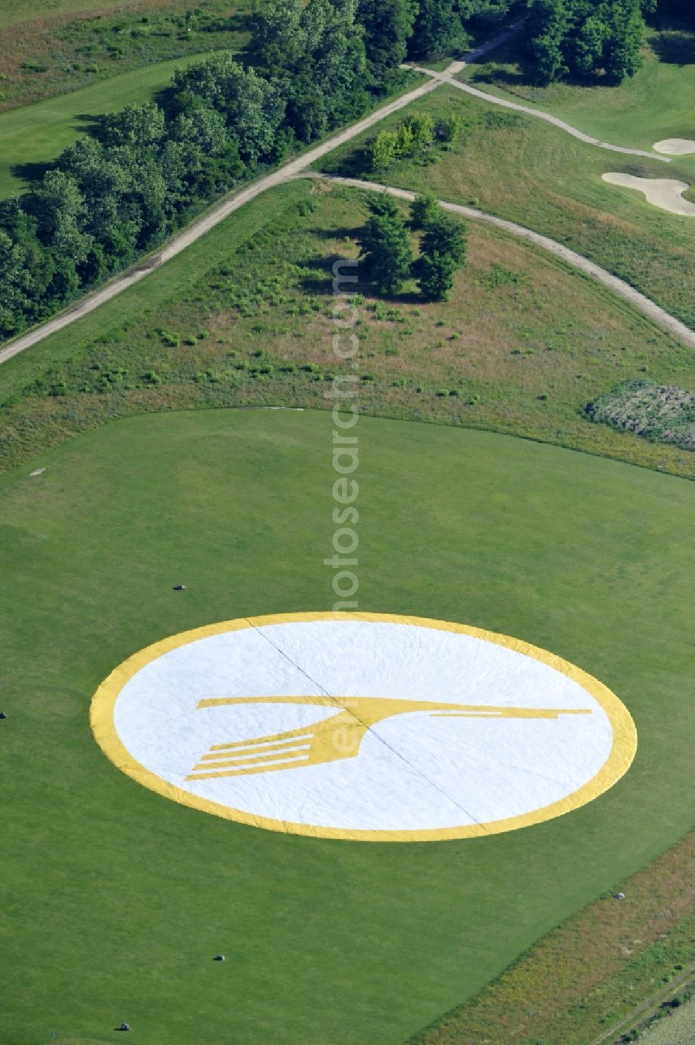 Aerial image Groß Kienitz - View the golf course Great Kienitz southeast of the airport BER Construction. Pictured are on the occasion of the Lufthansa Airlines media Cup placed logos