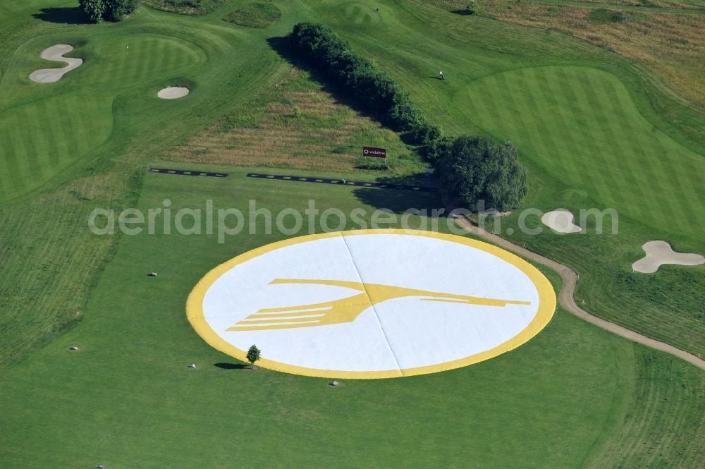 Aerial photograph Groß Kienitz - View the golf course Great Kienitz southeast of the airport BER Construction. Pictured are on the occasion of the Lufthansa Airlines media Cup placed logos