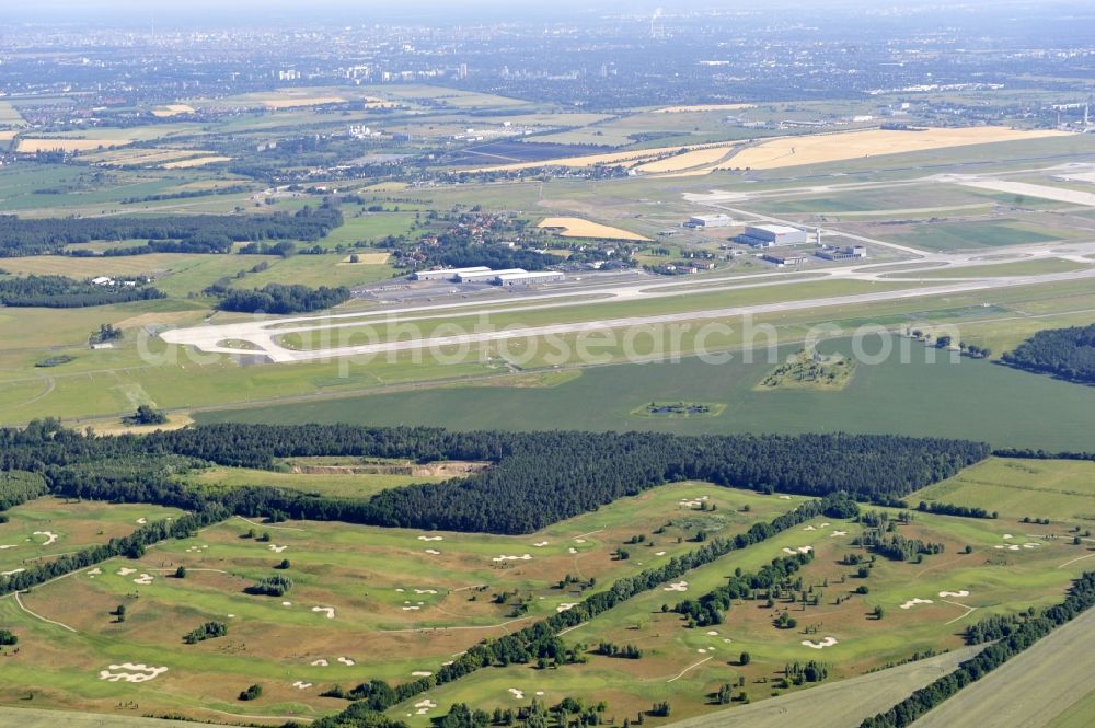 Groß Kienitz from above - View the golf course Great Kienitz southeast of the airport BER Construction. Pictured are on the occasion of the Lufthansa Airlines media Cup placed logos