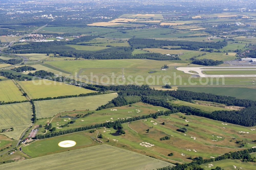 Groß Kienitz from the bird's eye view: View the golf course Great Kienitz southeast of the airport BER Construction. Pictured are on the occasion of the Lufthansa Airlines media Cup placed logos