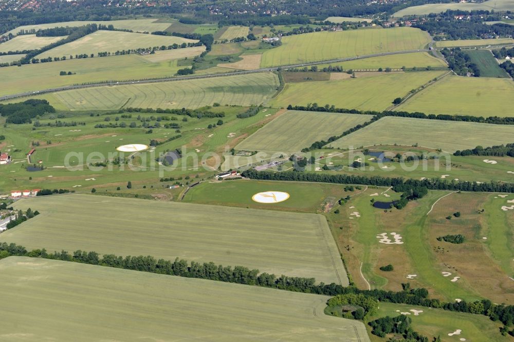 Aerial photograph Groß Kienitz - View the golf course Great Kienitz southeast of the airport BER Construction. Pictured are on the occasion of the Lufthansa Airlines media Cup placed logos