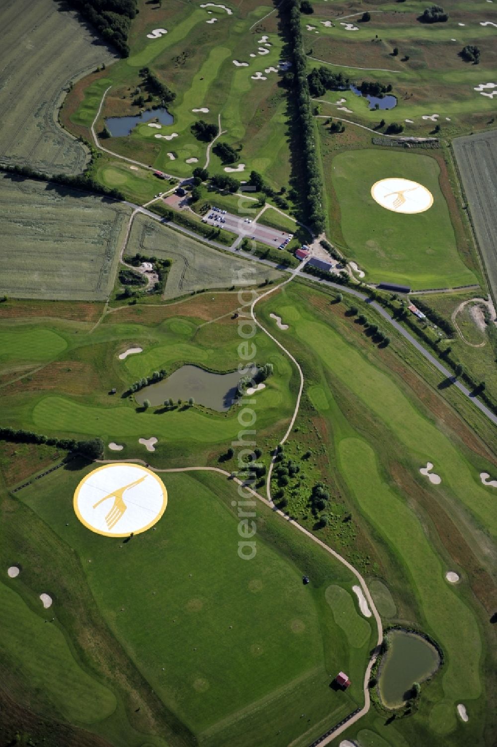 Aerial image Groß Kienitz - View the golf course Great Kienitz southeast of the airport BER Construction. Pictured are on the occasion of the Lufthansa Airlines media Cup placed logos