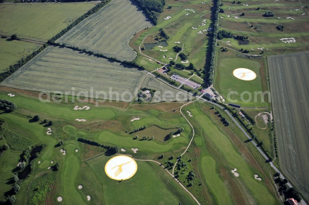 Aerial photograph Groß Kienitz - View the golf course Great Kienitz southeast of the airport BER Construction. Pictured are on the occasion of the Lufthansa Airlines media Cup placed logos