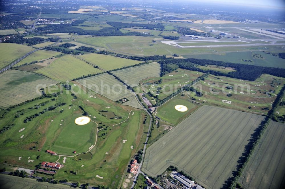 Aerial image Groß Kienitz - View the golf course Great Kienitz southeast of the airport BER Construction. Pictured are on the occasion of the Lufthansa Airlines media Cup placed logos