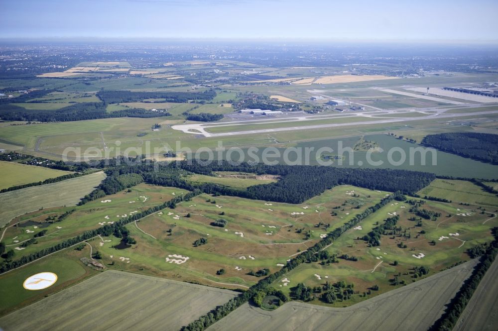 Aerial photograph Groß Kienitz - View the golf course Great Kienitz southeast of the airport BER Construction. Pictured are on the occasion of the Lufthansa Airlines media Cup placed logos