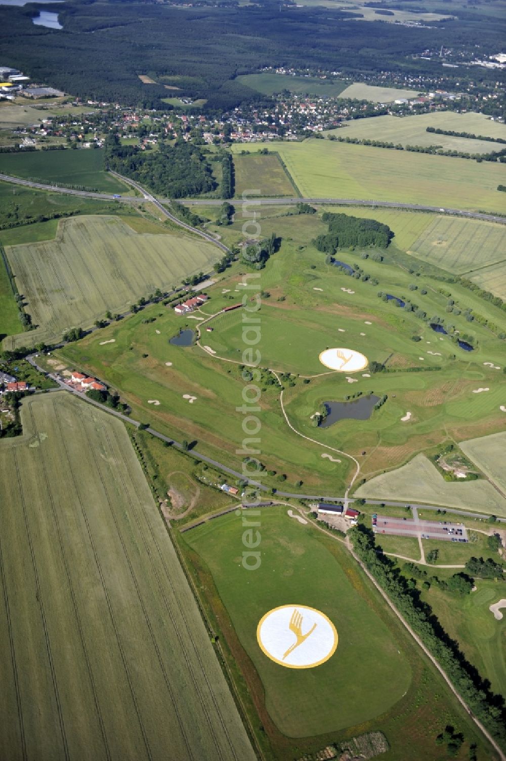 Groß Kienitz from above - View the golf course Great Kienitz southeast of the airport BER Construction. Pictured are on the occasion of the Lufthansa Airlines media Cup placed logos