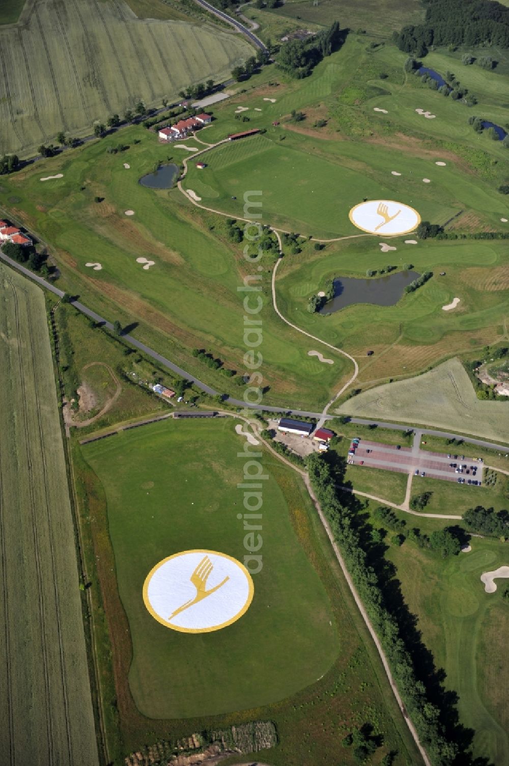 Groß Kienitz from the bird's eye view: View the golf course Great Kienitz southeast of the airport BER Construction. Pictured are on the occasion of the Lufthansa Airlines media Cup placed logos