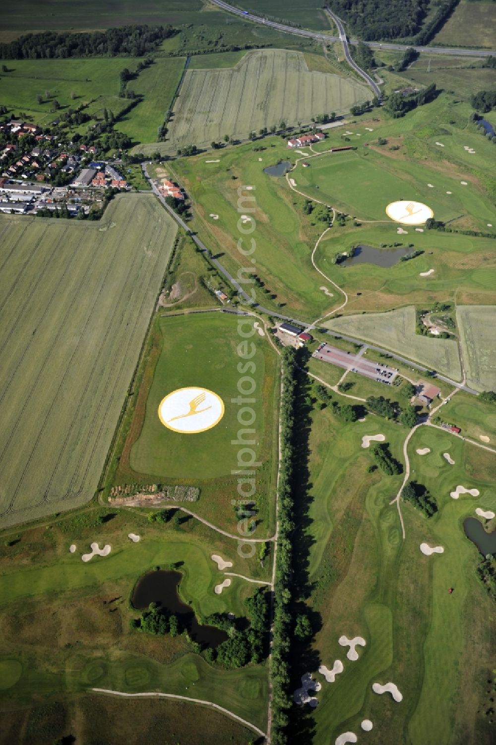 Aerial image Groß Kienitz - View the golf course Great Kienitz southeast of the airport BER Construction. Pictured are on the occasion of the Lufthansa Airlines media Cup placed logos