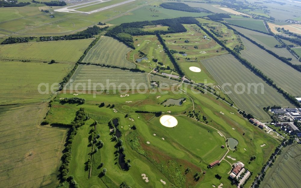 Aerial photograph Groß Kienitz - View the golf course Great Kienitz southeast of the airport BER Construction. Pictured are on the occasion of the Lufthansa Airlines media Cup placed logos