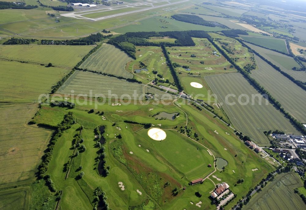 Groß Kienitz from above - View the golf course Great Kienitz southeast of the airport BER Construction. Pictured are on the occasion of the Lufthansa Airlines media Cup placed logos