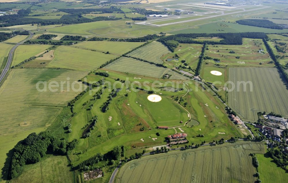 Groß Kienitz from the bird's eye view: View the golf course Great Kienitz southeast of the airport BER Construction. Pictured are on the occasion of the Lufthansa Airlines media Cup placed logos