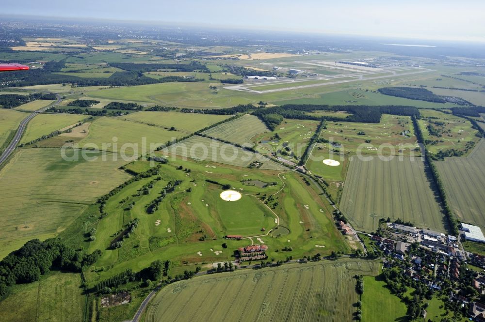 Aerial image Groß Kienitz - View the golf course Great Kienitz southeast of the airport BER Construction. Pictured are on the occasion of the Lufthansa Airlines media Cup placed logos