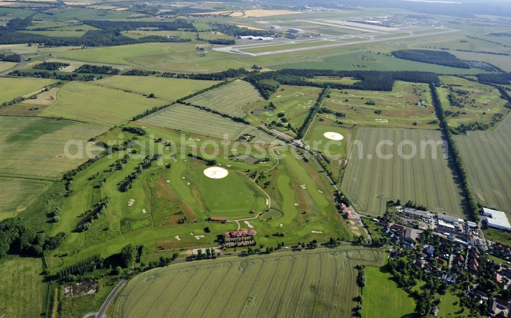 Aerial photograph Groß Kienitz - View the golf course Great Kienitz southeast of the airport BER Construction. Pictured are on the occasion of the Lufthansa Airlines media Cup placed logos