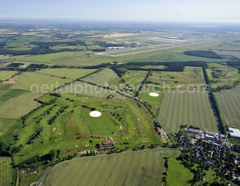 Groß Kienitz from above - View the golf course Great Kienitz southeast of the airport BER Construction. Pictured are on the occasion of the Lufthansa Airlines media Cup placed logos