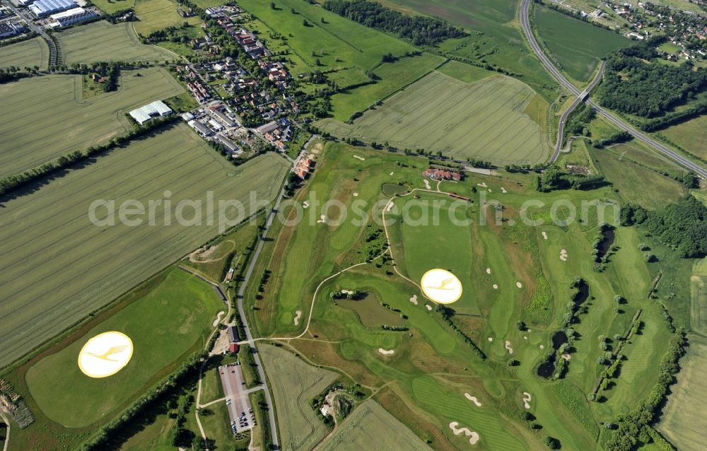 Aerial image Groß Kienitz - View the golf course Great Kienitz southeast of the airport BER Construction. Pictured are on the occasion of the Lufthansa Airlines media Cup placed logos