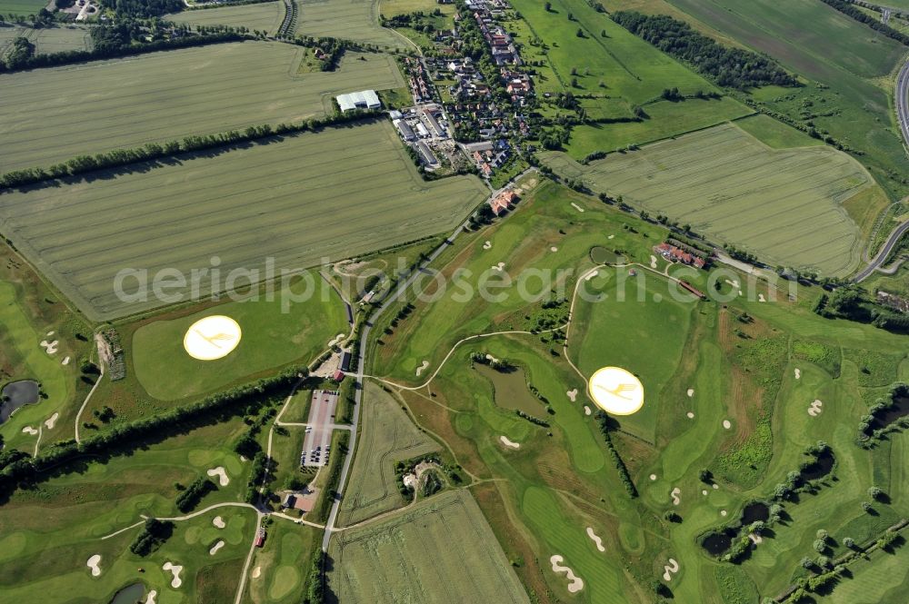 Aerial photograph Groß Kienitz - View the golf course Great Kienitz southeast of the airport BER Construction. Pictured are on the occasion of the Lufthansa Airlines media Cup placed logos