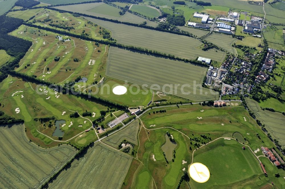 Groß Kienitz from above - View the golf course Great Kienitz southeast of the airport BER Construction. Pictured are on the occasion of the Lufthansa Airlines media Cup placed logos