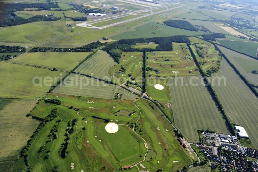 Aerial image Groß Kienitz - View the golf course Great Kienitz southeast of the airport BER Construction. Pictured are on the occasion of the Lufthansa Airlines media Cup placed logos