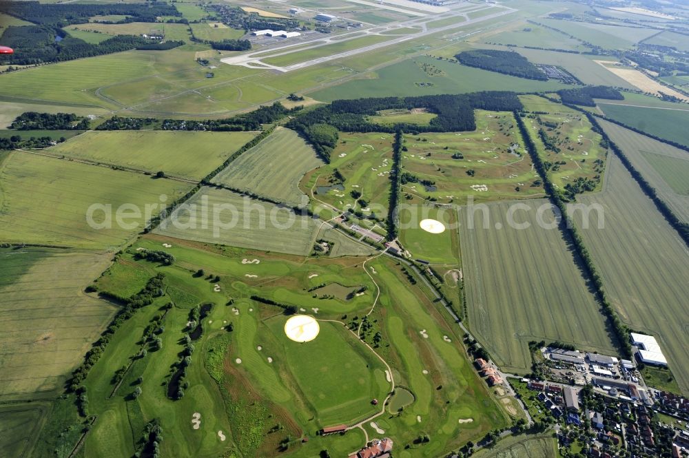 Aerial photograph Groß Kienitz - View the golf course Great Kienitz southeast of the airport BER Construction. Pictured are on the occasion of the Lufthansa Airlines media Cup placed logos