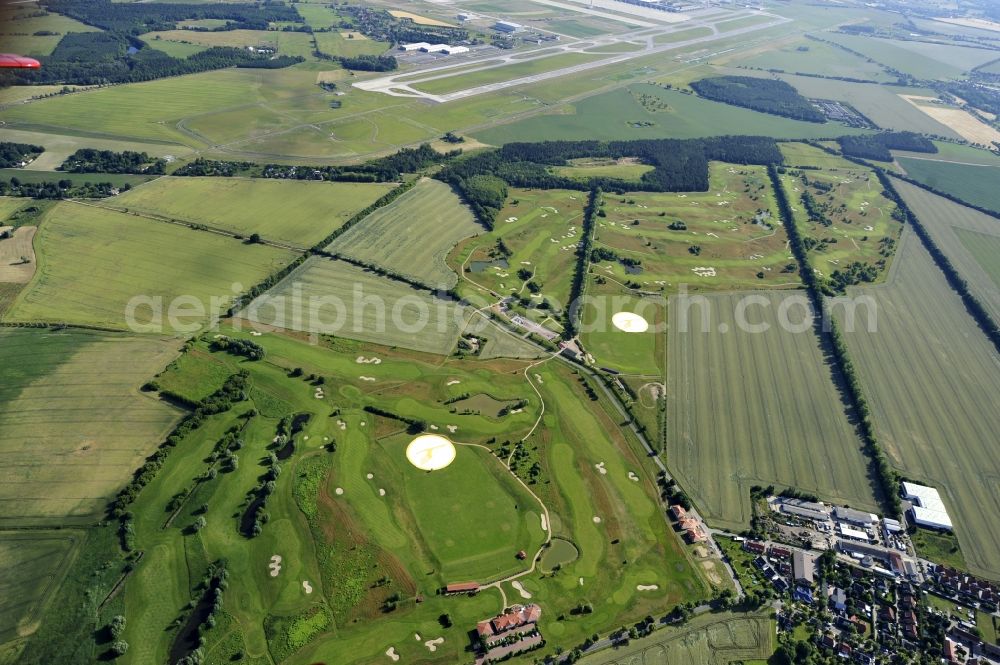 Groß Kienitz from above - View the golf course Great Kienitz southeast of the airport BER Construction. Pictured are on the occasion of the Lufthansa Airlines media Cup placed logos