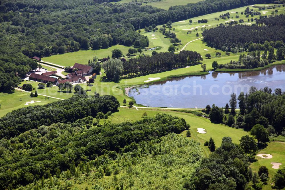 Aerial image Cheverny - Der Golfplatz Le Golf du château de Cheverny am See Etang de la Rousselière im Süden der Gemeinde Cheverny im Loiretal im Departement Loir-et-Cher.