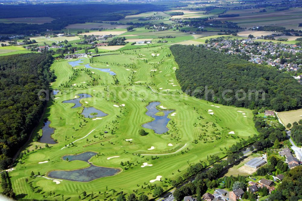 Kamp-Lintfort from the bird's eye view: Golfplatz zwischen Kamper Berg (re.) und Niersenberg.