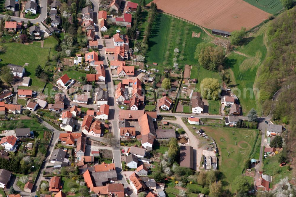 Gonbach from above - Blick auf die Ortsgemeinde Gonbach im Donnersbergkreis in Rheinland-Pfalz. Sie zählt zur Verbandsgemeinde Winnweiler und liegt östlich des Flüsschens Alsenz 1 km oberhalb von Münchweiler auf einem steilen Hügel in 290 m Höhe. View to the congregation Gonbach in the administrative district Dinnersbergkreis of Rhineland-Palatinate.