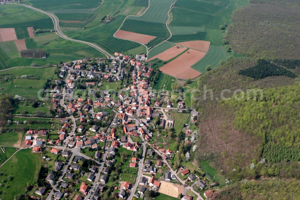 Gonbach from the bird's eye view: Blick auf die Ortsgemeinde Gonbach im Donnersbergkreis in Rheinland-Pfalz. Sie zählt zur Verbandsgemeinde Winnweiler und liegt östlich des Flüsschens Alsenz 1 km oberhalb von Münchweiler auf einem steilen Hügel in 290 m Höhe. View to the congregation Gonbach in the administrative district Dinnersbergkreis of Rhineland-Palatinate.