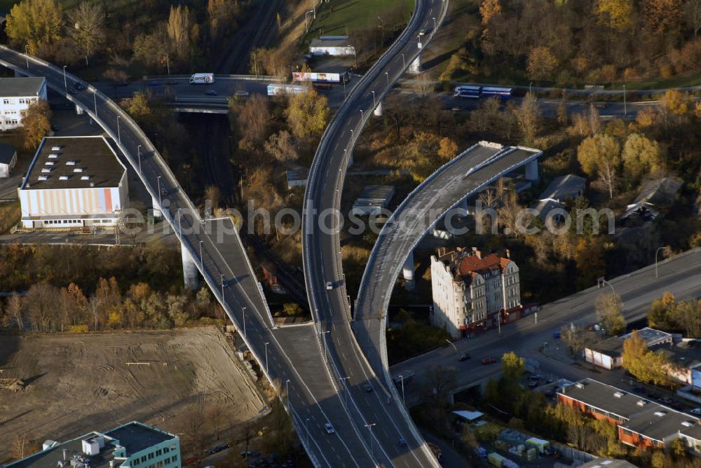 Berlin from the bird's eye view: Blick auf die Gottlieb-Dunkel-Brücke in Berlin-Tempelhof. Die Brücke ist Teil des nicht fertiggestellten Abschnitts der Berliner-Stadtautobahn, daher endet sie abrupt über dem Teltowkanal. Gottlieb Dunkel war Tempelhofer- Gutbesitzer, Kommunalpolitiker und Gemeindevorsteher. Rechts im Bild ist das sogenannte Rattennest zu sehen.