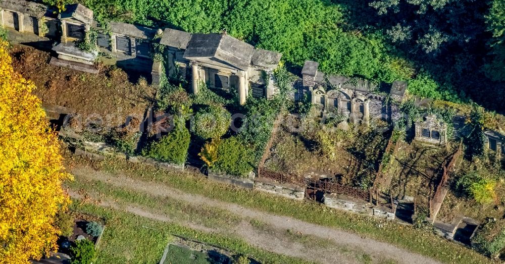 Aerial photograph Siegen - Grave row on the grounds of the cemetery in Siegen in the state North Rhine-Westphalia