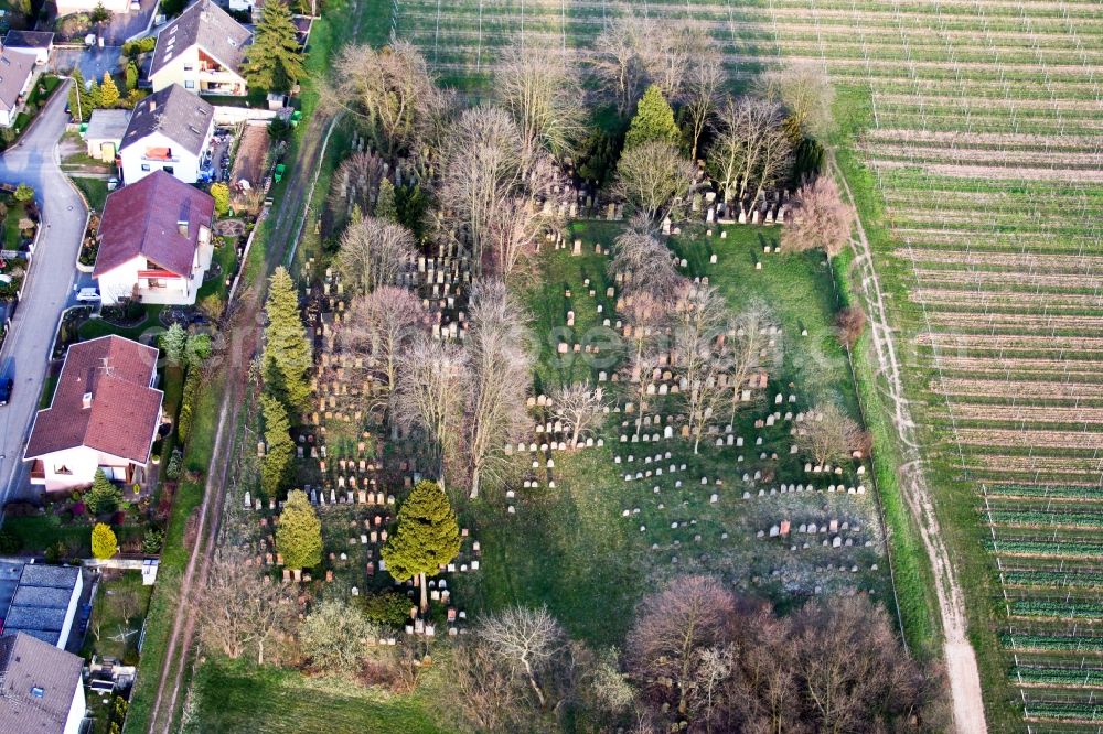 Aerial photograph Heuchelheim-Klingen - Grave rows on the grounds of the cemetery in the district Klingen in Heuchelheim-Klingen in the state Rhineland-Palatinate