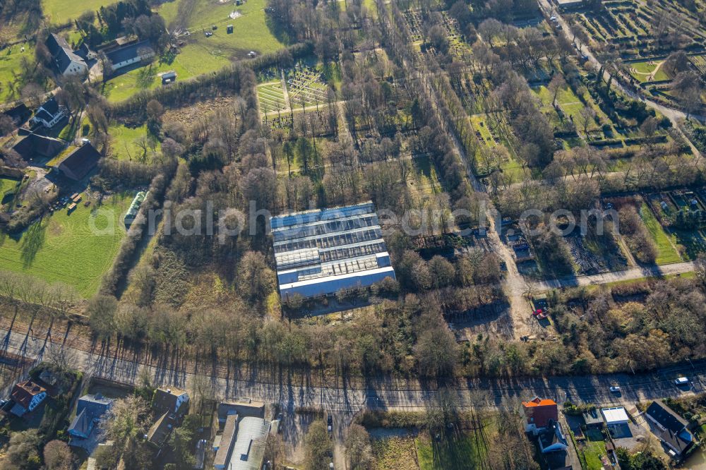 Mülheim an der Ruhr from above - Grave rows on the grounds of the cemetery in Muelheim on the Ruhr in the state North Rhine-Westphalia, Germany