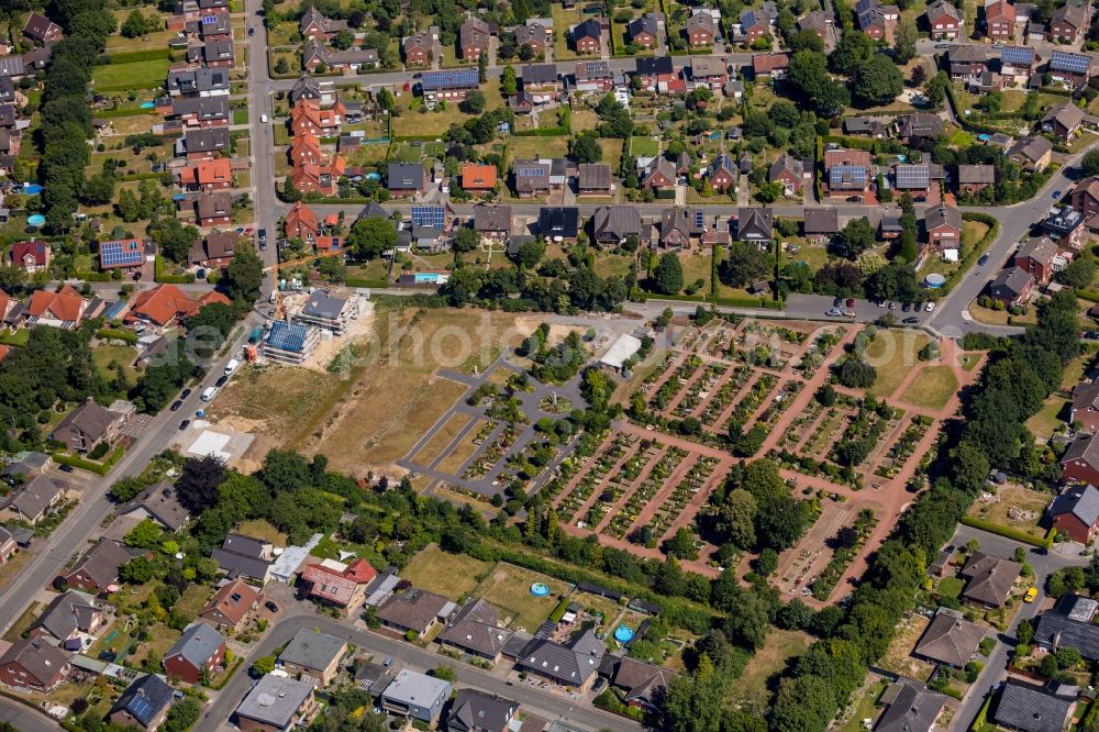 Ahlen from above - Grave rows on the grounds of the cemetery on Froebelstrasse in Ahlen in the state North Rhine-Westphalia, Germany