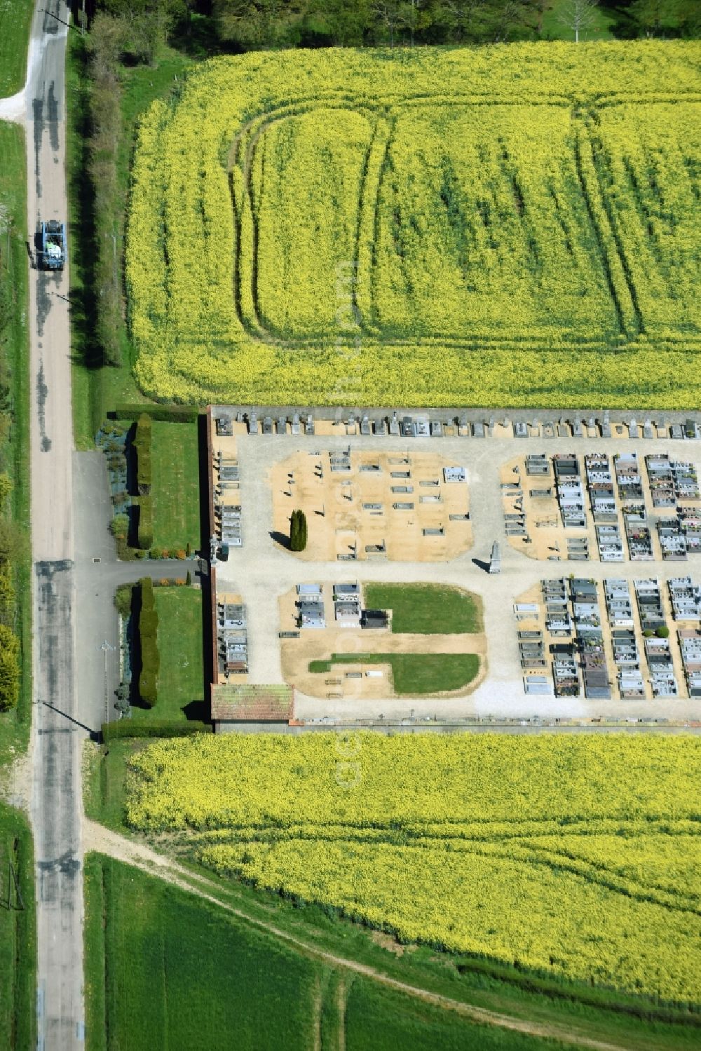 Aillant-sur-Milleron from the bird's eye view: Grave rows on the grounds of the cemetery in Aillant-sur-Milleron in Centre-Val de Loire, France