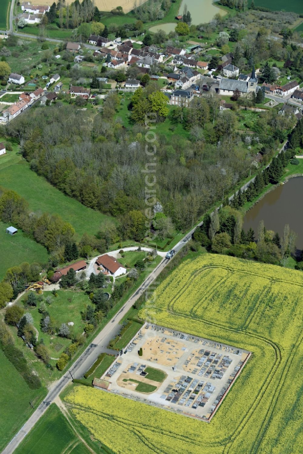 Aerial photograph Aillant-sur-Milleron - Grave rows on the grounds of the cemetery in Aillant-sur-Milleron in Centre-Val de Loire, France