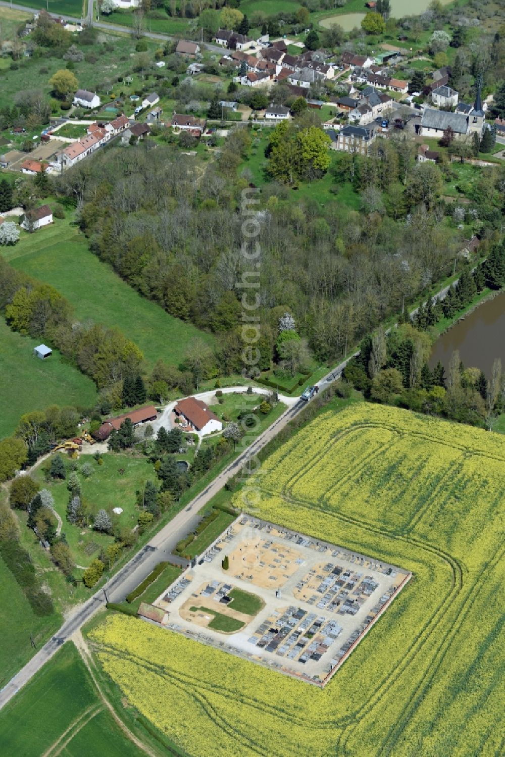 Aillant-sur-Milleron from the bird's eye view: Grave rows on the grounds of the cemetery in Aillant-sur-Milleron in Centre-Val de Loire, France