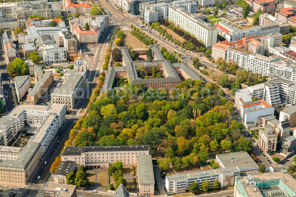 Leipzig from above - Grave rows on the grounds of the cemetery Alter Johannisfriedhof in the district Zentrum-Suedost in Leipzig in the state Saxony, Germany