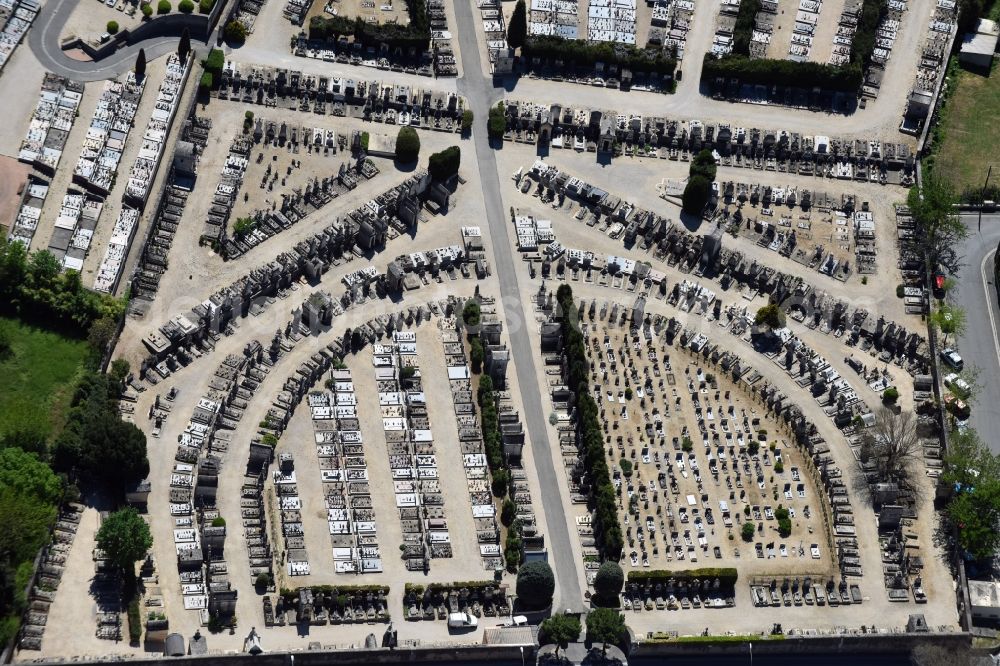 Aerial photograph Apt - Grave rows on the grounds of the cemetery in Apt in Provence-Alpes-Cote d'Azur, France