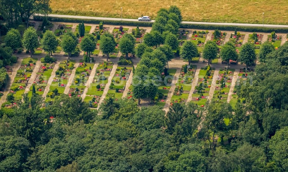 Mülheim an der Ruhr from the bird's eye view: Grave rows on the grounds of the cemetery Aubergfriedhof in Muelheim on the Ruhr in the state North Rhine-Westphalia