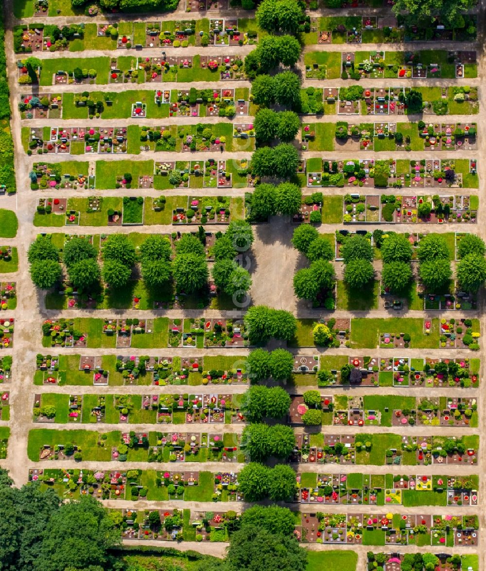 Aerial image Mülheim an der Ruhr - Grave rows on the grounds of the cemetery Aubergfriedhof in Muelheim on the Ruhr in the state North Rhine-Westphalia