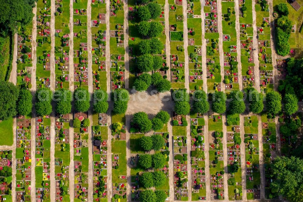 Aerial photograph Mülheim an der Ruhr - Grave rows on the grounds of the cemetery Aubergfriedhof in Muelheim on the Ruhr in the state North Rhine-Westphalia