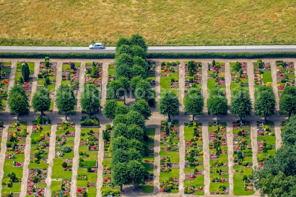 Mülheim an der Ruhr from above - Grave rows on the grounds of the cemetery Aubergfriedhof in Muelheim on the Ruhr in the state North Rhine-Westphalia