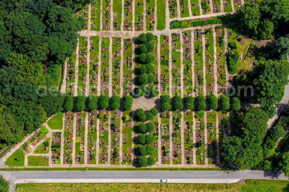 Mülheim an der Ruhr from the bird's eye view: Grave rows on the grounds of the cemetery Aubergfriedhof in Muelheim on the Ruhr in the state North Rhine-Westphalia