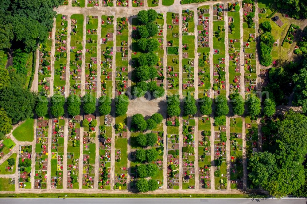 Aerial image Mülheim an der Ruhr - Grave rows on the grounds of the cemetery Aubergfriedhof in Muelheim on the Ruhr in the state North Rhine-Westphalia