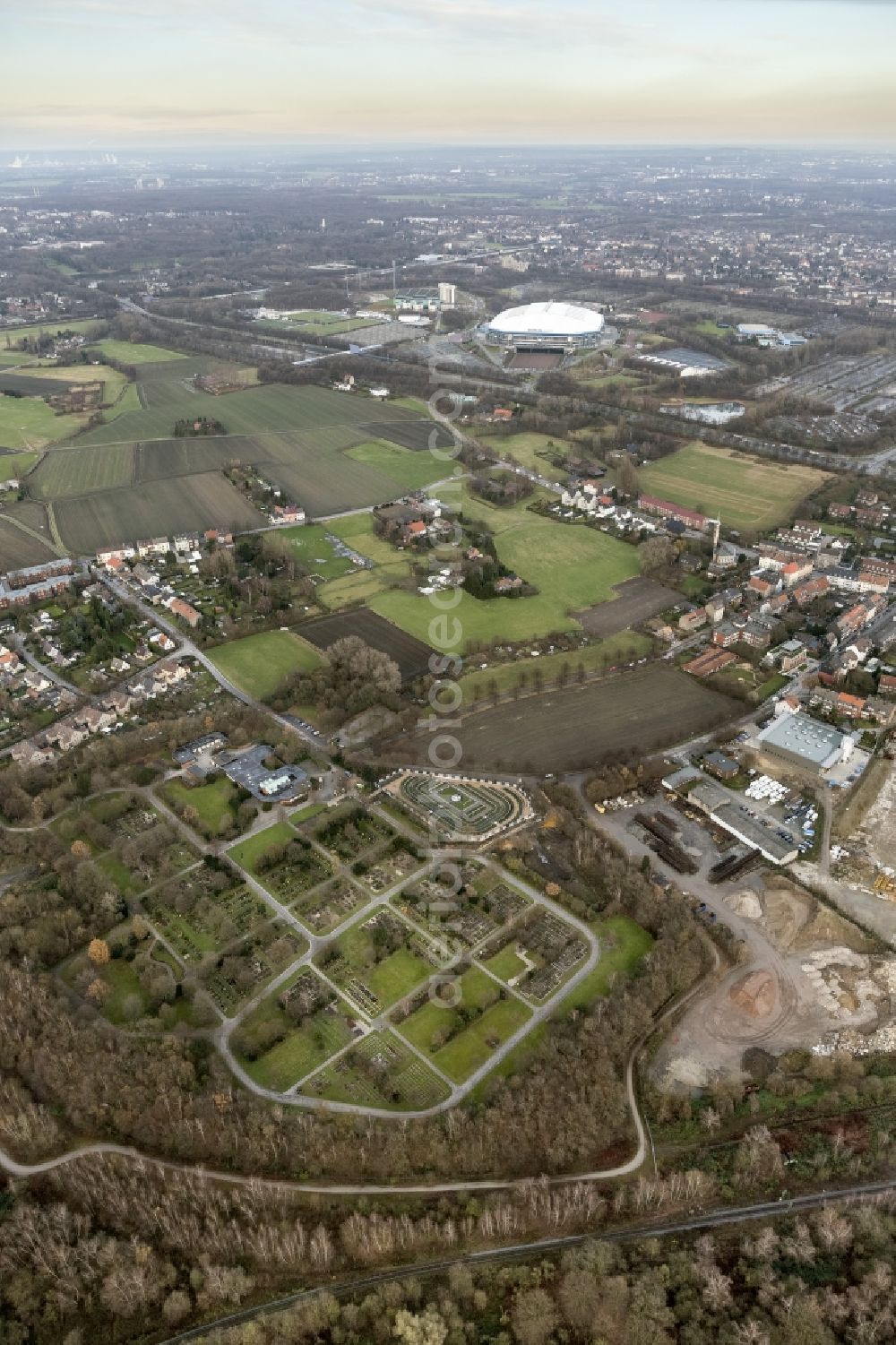 Gelsenkirchen from the bird's eye view: Grave rows on the grounds of the cemetery Beckhausen-Sutum on Harpenstrasse in the district Beckhausen in Gelsenkirchen in the state North Rhine-Westphalia, Germany